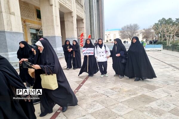 حضور دانش‌آموزان دبیرستان شهیده قزوینی منطقه ۱۳ در حرم مطهر