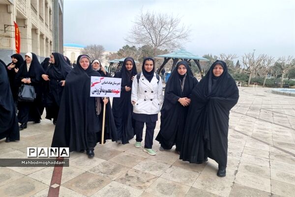 حضور دانش‌آموزان دبیرستان شهیده قزوینی منطقه ۱۳ در حرم مطهر