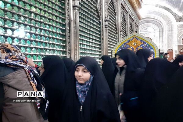 حضور دانش‌آموزان دبیرستان شهیده قزوینی منطقه ۱۳ در حرم مطهر