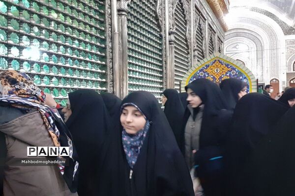 حضور دانش‌آموزان دبیرستان شهیده قزوینی منطقه ۱۳ در حرم مطهر
