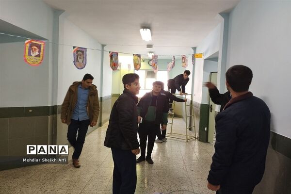 فضا‌ سازی ایام الله دهه فجر دبیرستان نمونه آیت الله خامنه‌ای کاشمر