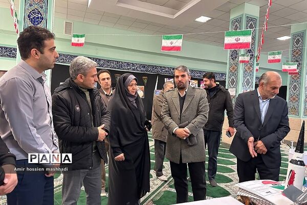 بازدید مدیرکل آموزش و پرورش شهرستان‌های تهران از نمایشگاه مدرسه انقلاب دبیرستان ابن‌سینا رودهن