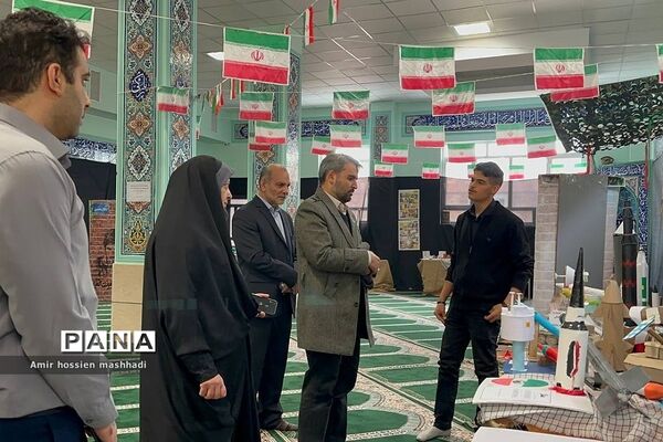 بازدید مدیرکل آموزش و پرورش شهرستان‌های تهران از نمایشگاه مدرسه انقلاب دبیرستان ابن‌سینا رودهن