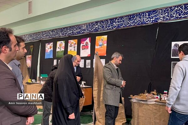 بازدید مدیرکل آموزش و پرورش شهرستان‌های تهران از نمایشگاه مدرسه انقلاب دبیرستان ابن‌سینا رودهن