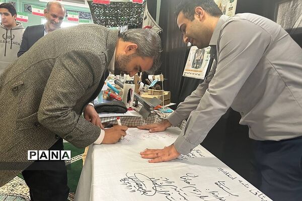 بازدید مدیرکل آموزش و پرورش شهرستان‌های تهران از نمایشگاه مدرسه انقلاب دبیرستان ابن‌سینا رودهن