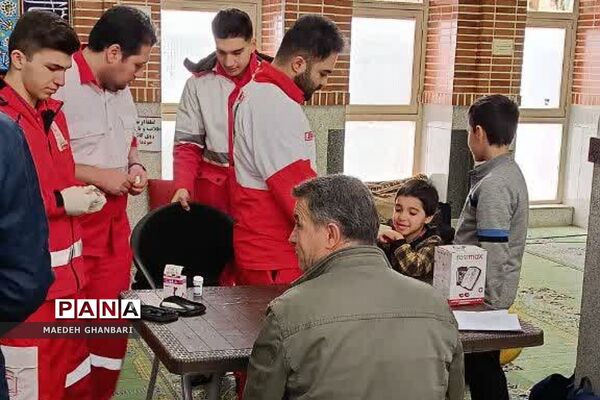 میز خدمت هلال‌احمر در تالار الغدیر شهرستان پردیس