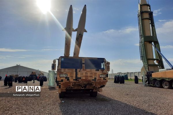 بازدید دختران خراسانی از نمایشگاه هوافضا در مناطق عملیاتی جنوب کشور