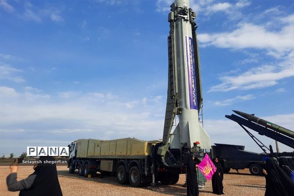 بازدید دختران خراسانی از نمایشگاه هوافضا در مناطق عملیاتی جنوب کشور