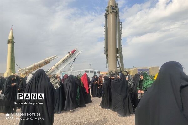 بازدید دختران خراسانی از نمایشگاه هوافضا در مناطق عملیاتی جنوب کشور