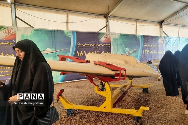 بازدید دختران خراسانی از نمایشگاه هوافضا در مناطق عملیاتی جنوب کشور