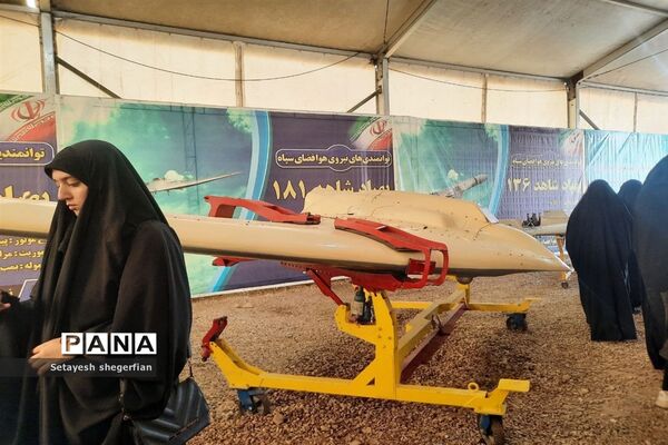 بازدید دختران خراسانی از نمایشگاه هوافضا در مناطق عملیاتی جنوب کشور