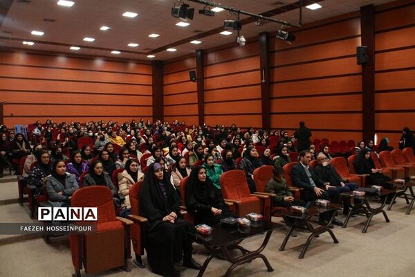 همایش زندگی هدفمند و طراحی آینده برای دانش‌آموزان دختر متوسطه بهارستان‌دو