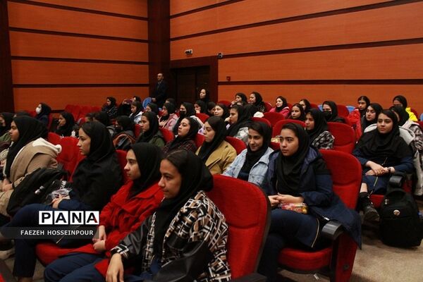 همایش زندگی هدفمند و طراحی آینده برای دانش‌آموزان دختر متوسطه بهارستان‌دو