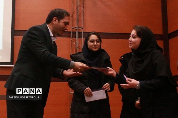 همایش زندگی هدفمند و طراحی آینده برای دانش‌آموزان دختر متوسطه بهارستان‌دو