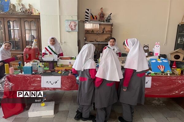 جشن سالگرد پیروزی انقلاب در دبستان حضرت زهرا(س) منطقه ۱۳