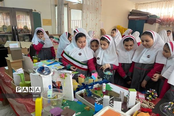 جشن سالگرد پیروزی انقلاب در دبستان حضرت زهرا(س) منطقه ۱۳