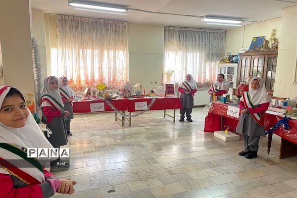 جشن سالگرد پیروزی انقلاب در دبستان حضرت زهرا(س) منطقه ۱۳