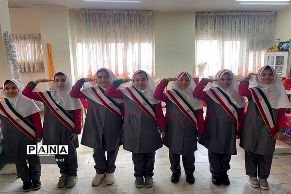 جشن سالگرد پیروزی انقلاب در دبستان حضرت زهرا(س) منطقه ۱۳