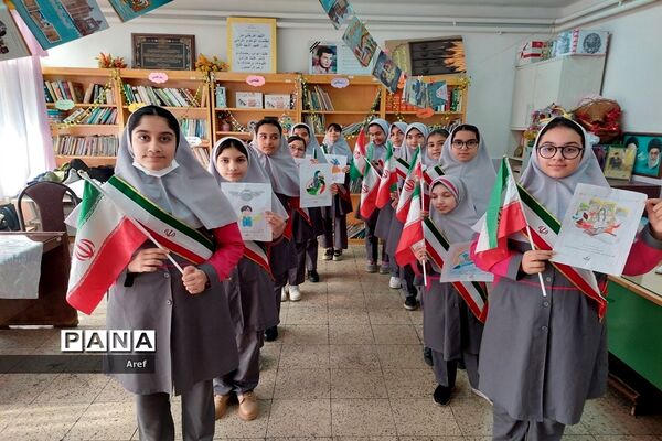 جشن سالگرد پیروزی انقلاب در دبستان حضرت زهرا(س) منطقه ۱۳