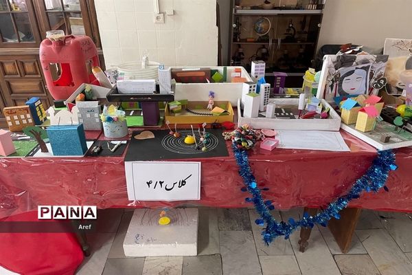 جشن سالگرد پیروزی انقلاب در دبستان حضرت زهرا(س) منطقه ۱۳