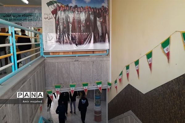 نمایشگاه مدرسه انقلاب در دبیرستان شاهد شیخ انصاری اهواز