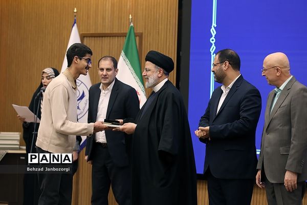 مراسم تجلیل از مدال‌آوران المپیادهای علمی جهانی و احیای باشگاه دانش‌پژوهان جهان