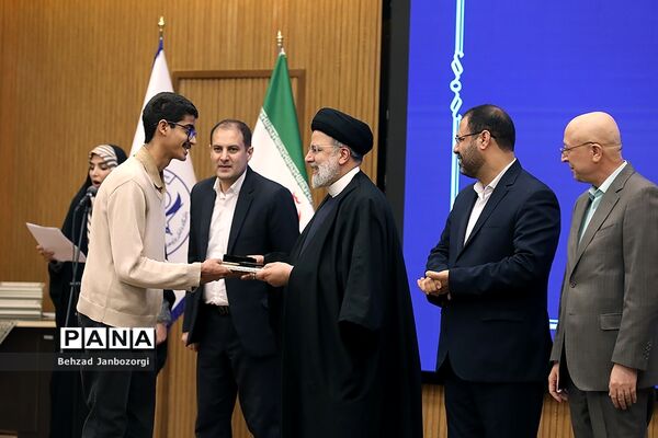 مراسم تجلیل از مدال‌آوران المپیادهای علمی جهانی و احیای باشگاه دانش‌پژوهان جهان