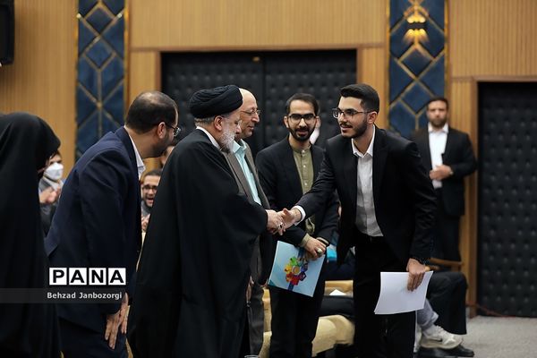 مراسم تجلیل از مدال‌آوران المپیادهای علمی جهانی و احیای باشگاه دانش‌پژوهان جهان