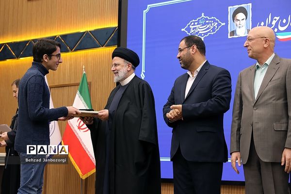 مراسم تجلیل از مدال‌آوران المپیادهای علمی جهانی و احیای باشگاه دانش‌پژوهان جهان