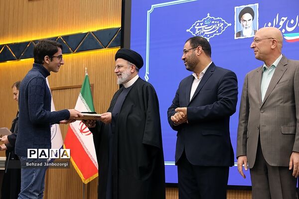 مراسم تجلیل از مدال‌آوران المپیادهای علمی جهانی و احیای باشگاه دانش‌پژوهان جهان