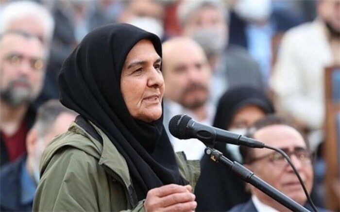 موضوع دست ناپیدا و کتاب حوض خون مشترک است اما زاویه دید آنها متفاوت است