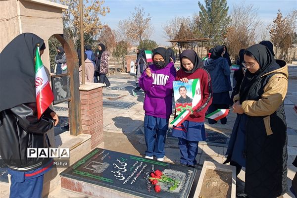 مراسم دهه فجر با راهپیمایی دانش‌آموزان آموزشگاه شبانه روزی حضرت زهرا (س) جوادآباد