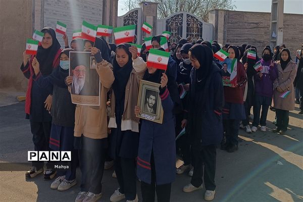 مراسم دهه فجر با راهپیمایی دانش‌آموزان آموزشگاه شبانه روزی حضرت زهرا (س) جوادآباد