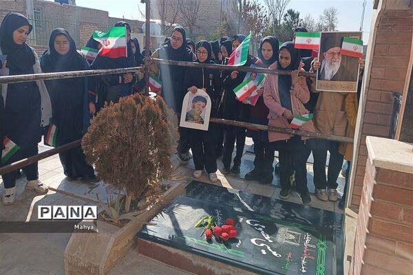 مراسم دهه فجر با راهپیمایی دانش‌آموزان آموزشگاه شبانه روزی حضرت زهرا (س) جوادآباد