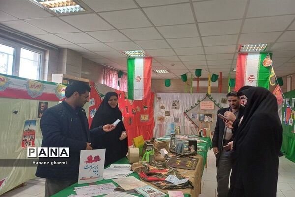 بازدید از نمایشگاه تبیینی دهه فجر با عنوان خیابان انقلاب در ناحیه 5 مشهد