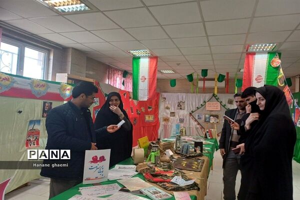 بازدید از نمایشگاه تبیینی دهه فجر با عنوان خیابان انقلاب در ناحیه 5 مشهد