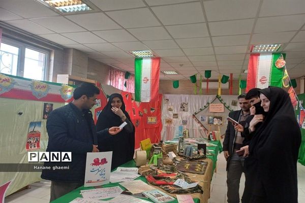 بازدید از نمایشگاه تبیینی دهه فجر با عنوان خیابان انقلاب در ناحیه 5 مشهد