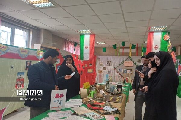 بازدید از نمایشگاه تبیینی دهه فجر با عنوان خیابان انقلاب در ناحیه 5 مشهد