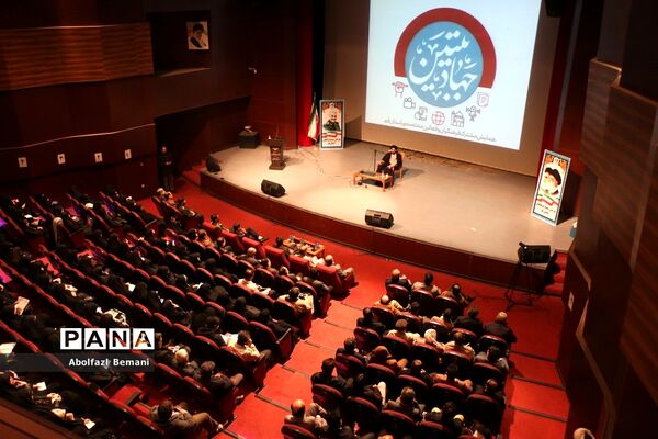 همایش تجلیل از دست‌اندرکاران اردوهای راهیان نور دختران در قم-1