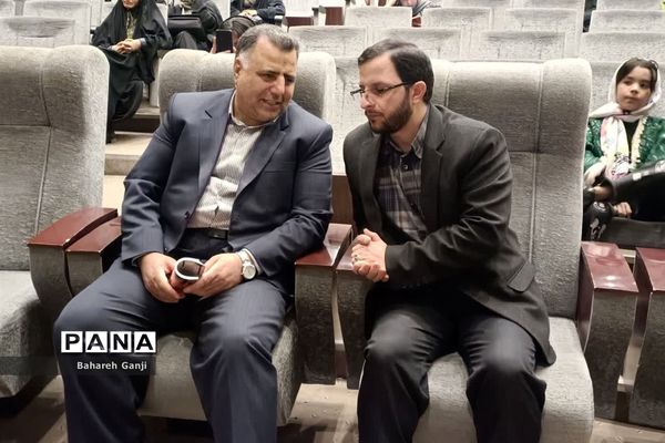 رونمایی از کتاب کاپشن صورتی در نیشابور