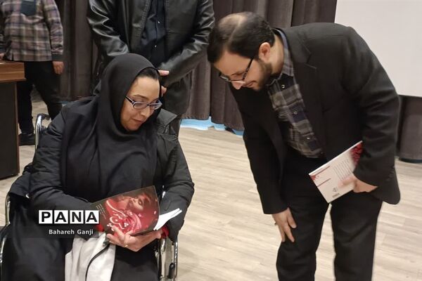 رونمایی از کتاب کاپشن صورتی در نیشابور