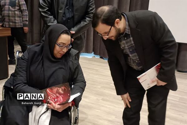 رونمایی از کتاب کاپشن صورتی در نیشابور