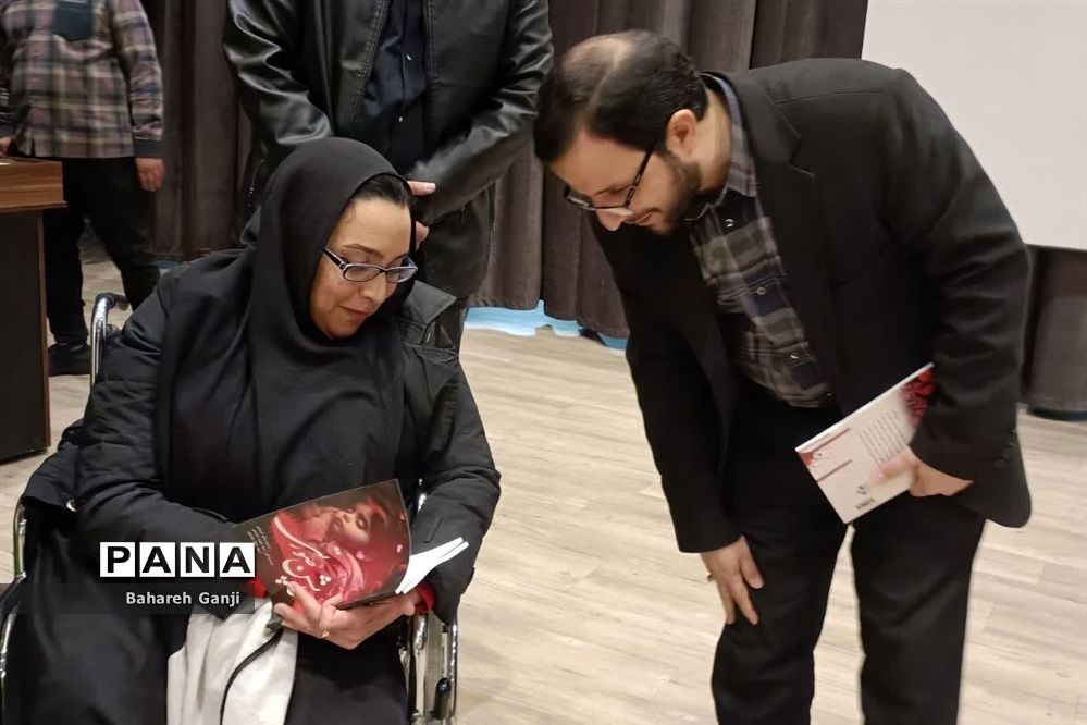 رونمایی از کتاب کاپشن صورتی در نیشابور