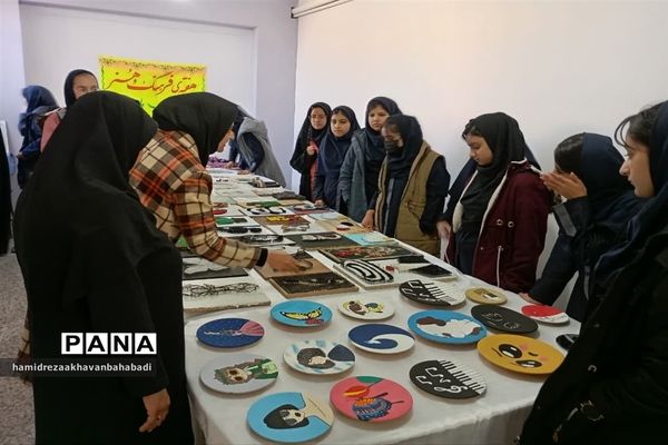 نمایشگاه آثار هنری دانش‌آموزان دبیرستان دخترانه توسلی بهاباد گشایش یافت