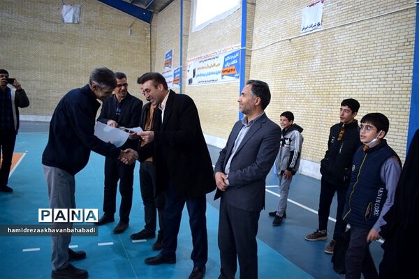 تیم والیبال شهید نظری دبیرستان ابن سینا بهاباد قهرمان مسابقات والیبال جام فجر شد