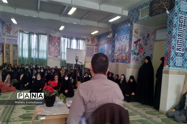 برگزاری تربیون آزاد برای رای اولی‌ها در دبیرستان شاهد کوثر