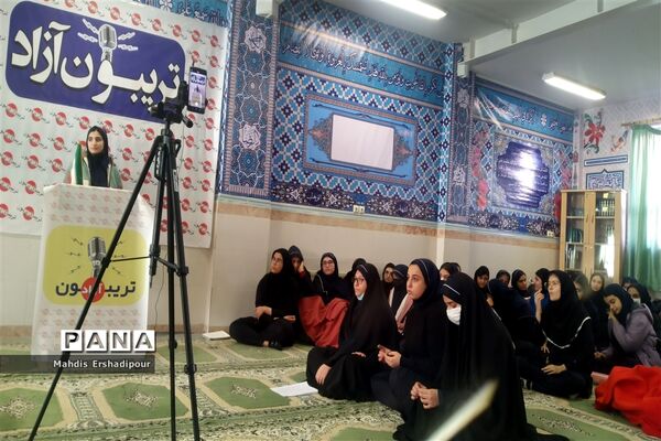 برگزاری تربیون آزاد برای رای اولی‌ها در دبیرستان شاهد کوثر