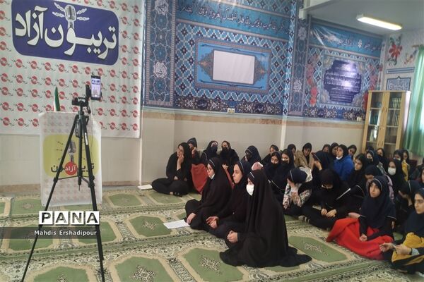 برگزاری تربیون آزاد برای رای اولی‌ها در دبیرستان شاهد کوثر