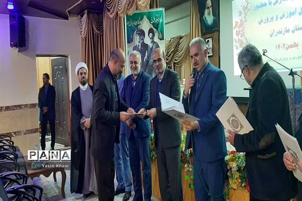 نشست صمیمی مدیرکل آموزش و پرورش مازندران با مدیران مدارس شهرستان عباس‌آباد