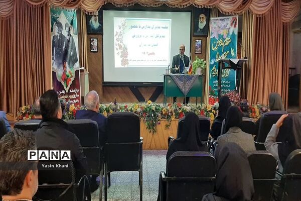 نشست صمیمی مدیرکل آموزش و پرورش مازندران با مدیران مدارس شهرستان عباس‌آباد